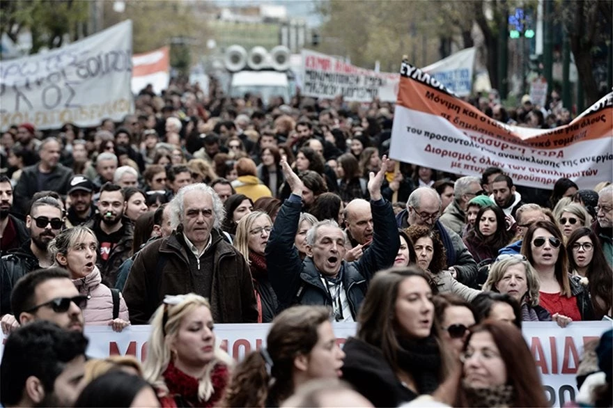 Δακρυγόνα και τραυματισμοί στην πορεία των εκπαιδευτικών στα Προπύλαια – Δείτε τα βίντεο